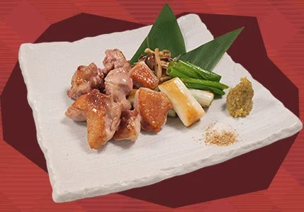 白い角皿に盛られた鴨の塩焼き。ネギや青菜、薬味が添えられている