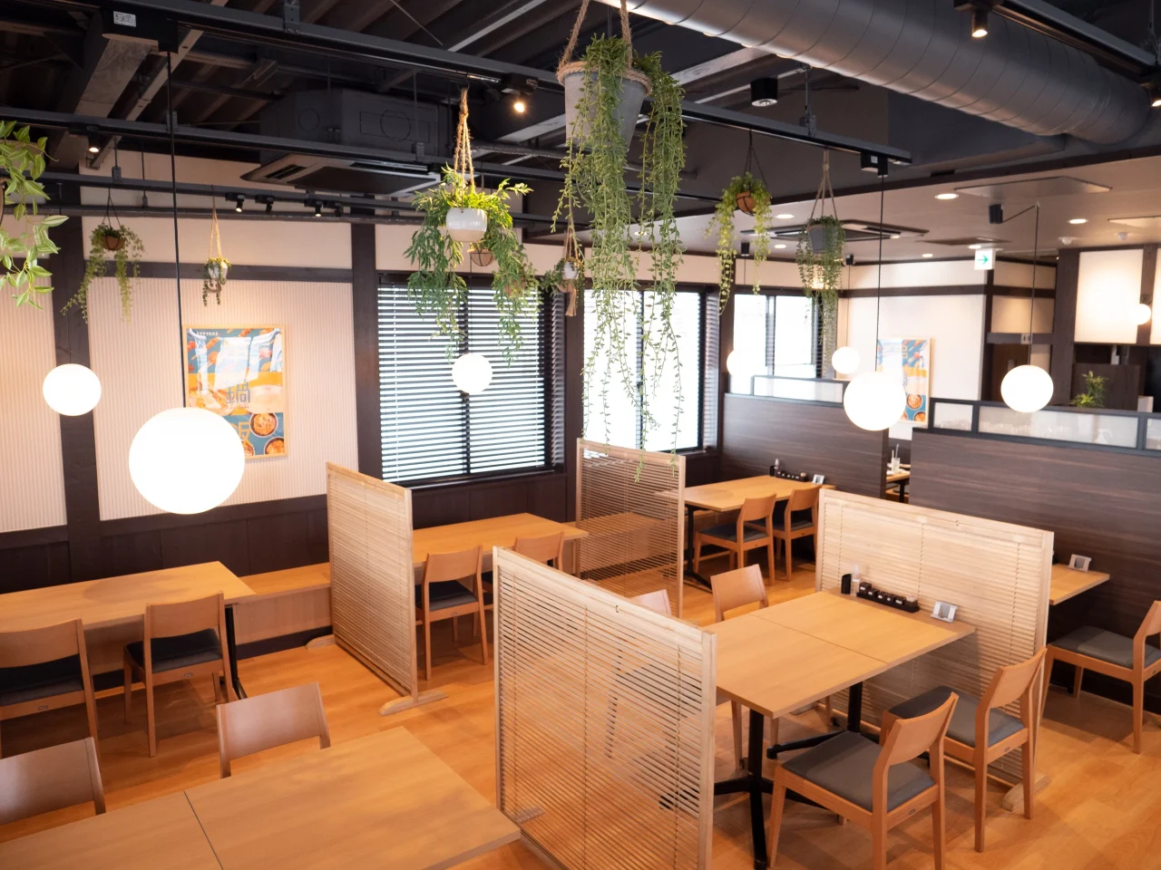 トリヤマルハチ 佐賀本庄店の木目調の店内とテーブル席