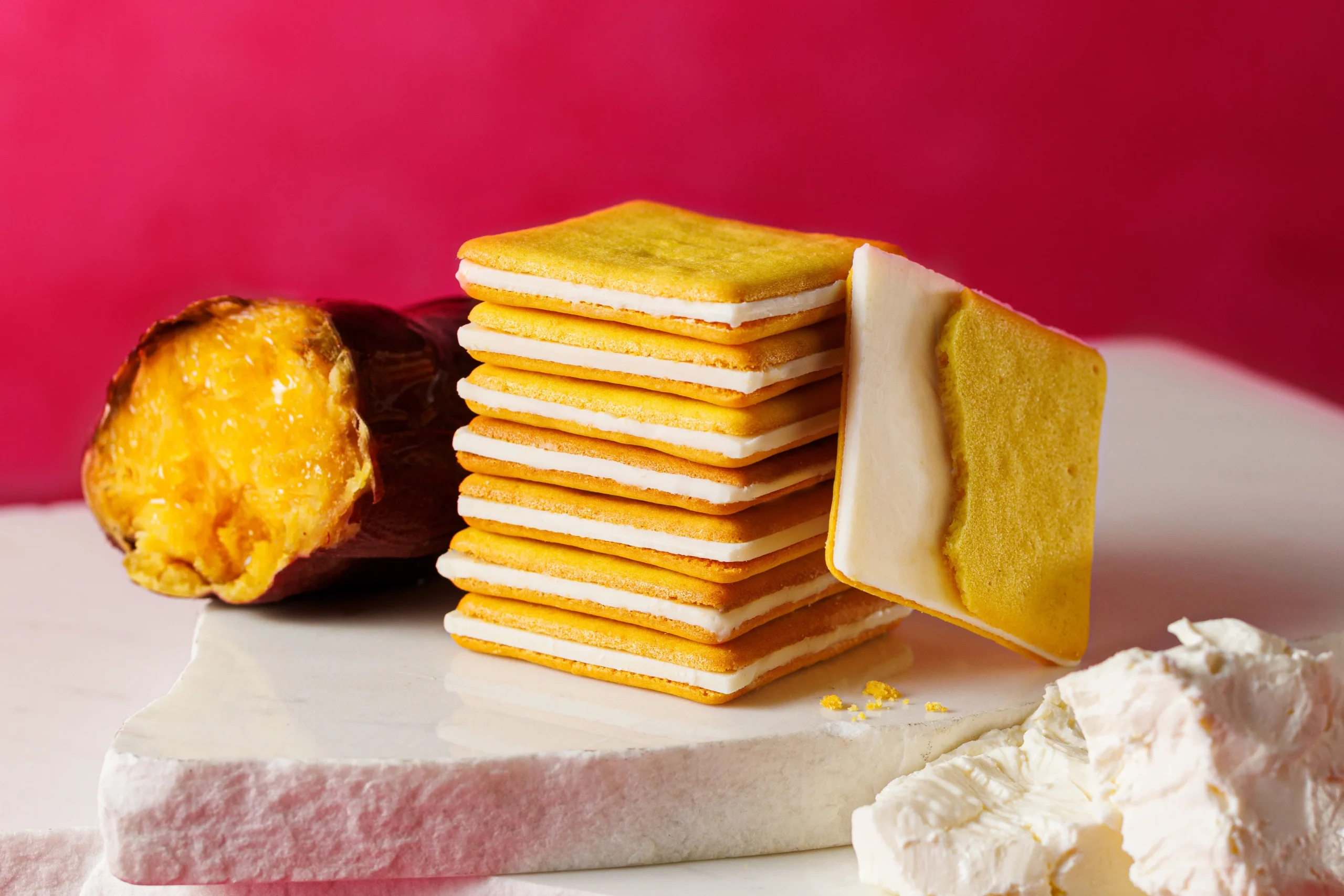 スイートポテト&クリームチーズクッキーを積んだ様子と断面、焼き芋