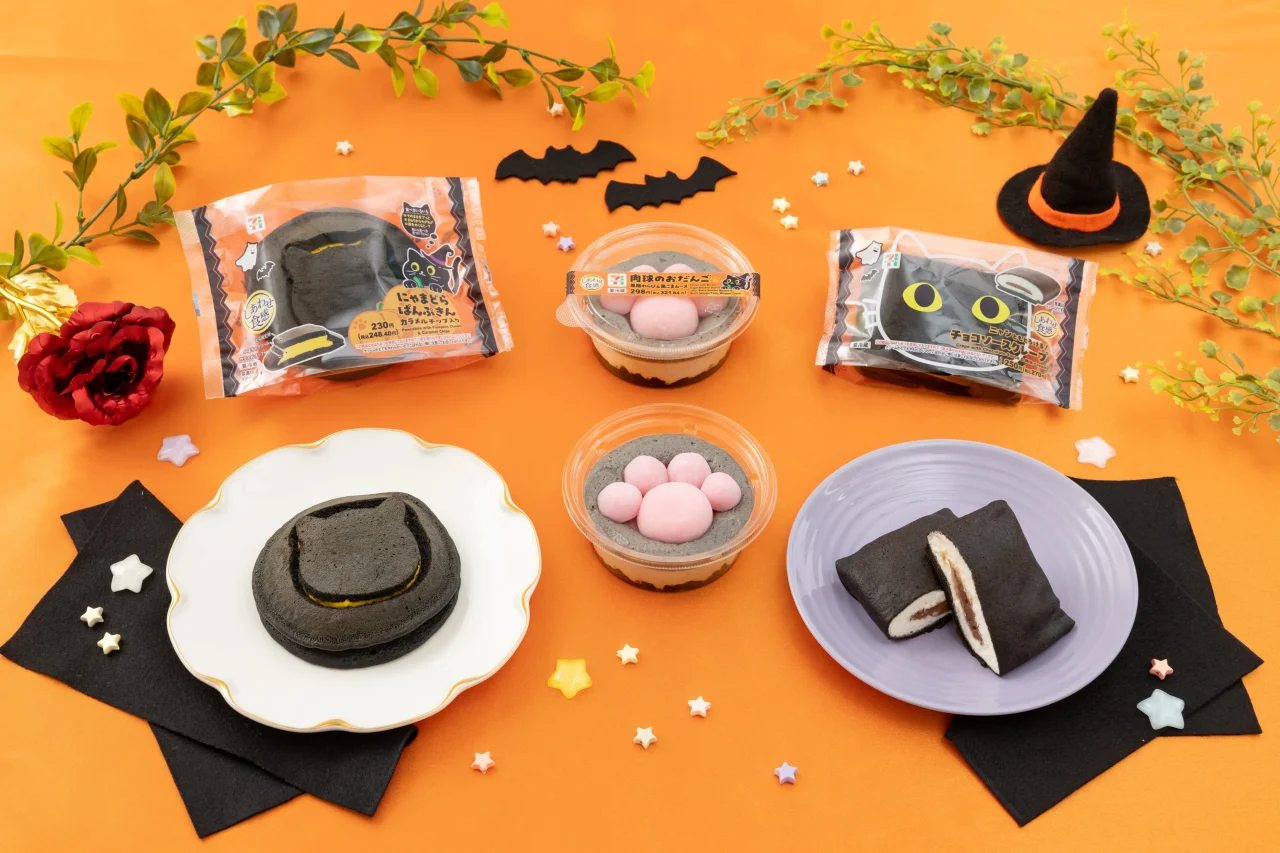 「にゃいとハロウィン」スイーツ3品を並べたハロウィン装飾の写真