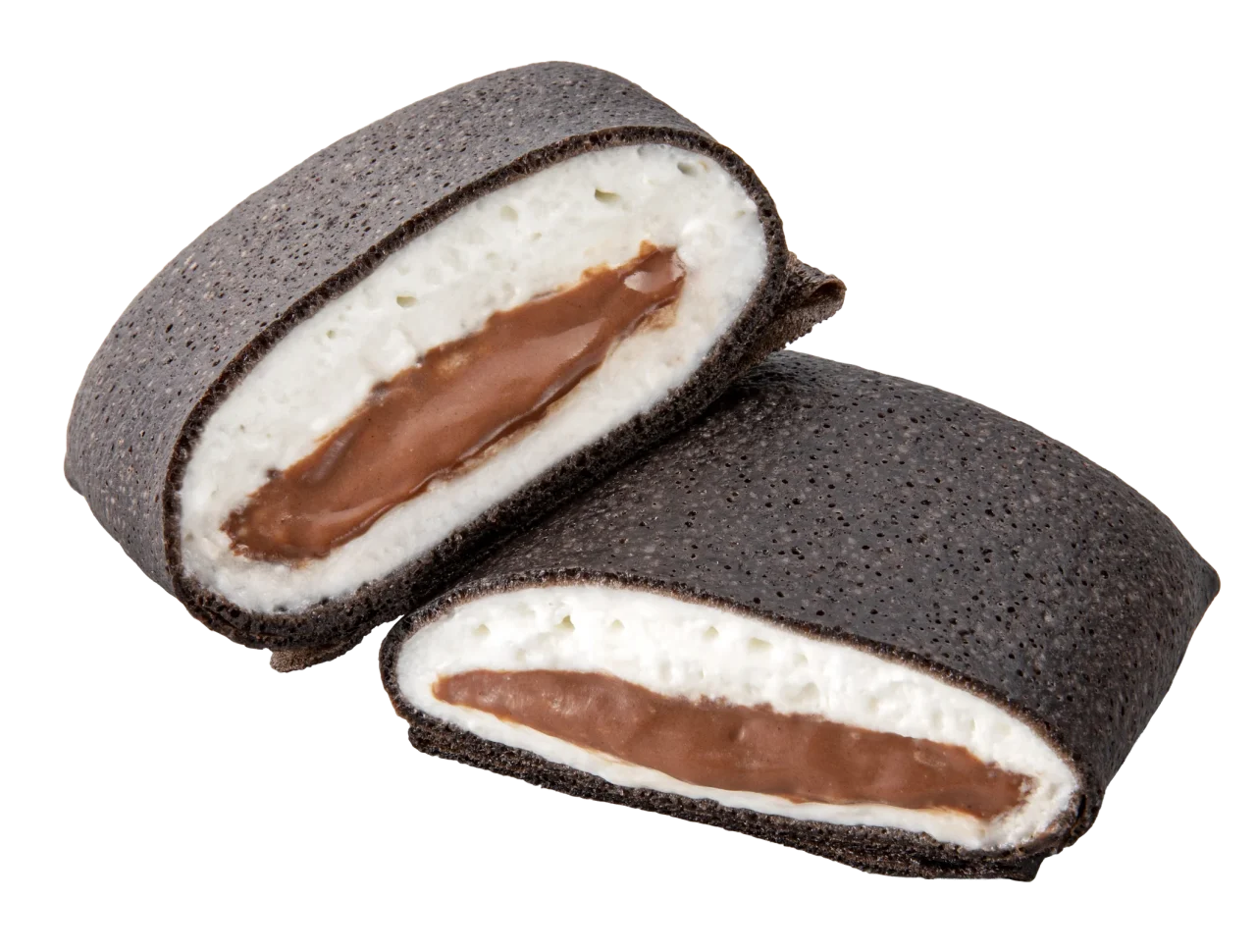 黒い生地のクレープの断面。白いクリームとチョコソースが入っている