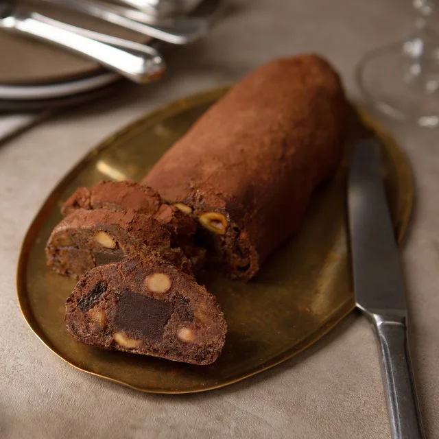 CB BROWNIE STOLLEN。ココア粉をまとい、断面にナッツやチョコが見える