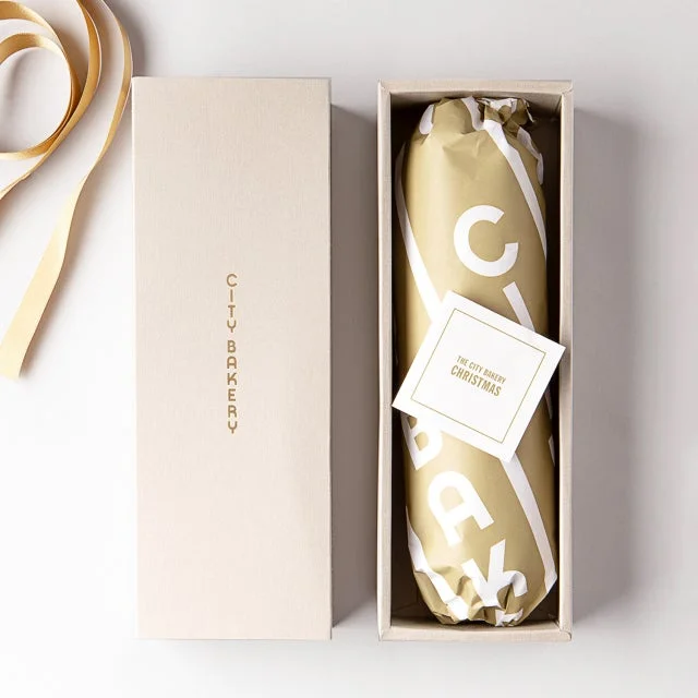 THE CITY BAKERYのオリジナルボックスと、包装紙に包まれた中身