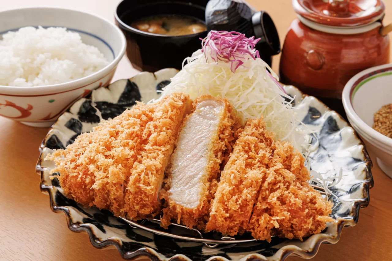 厚切り熟成ロースかつランチ。千切りキャベツ添えのとんかつとごはん、味噌汁