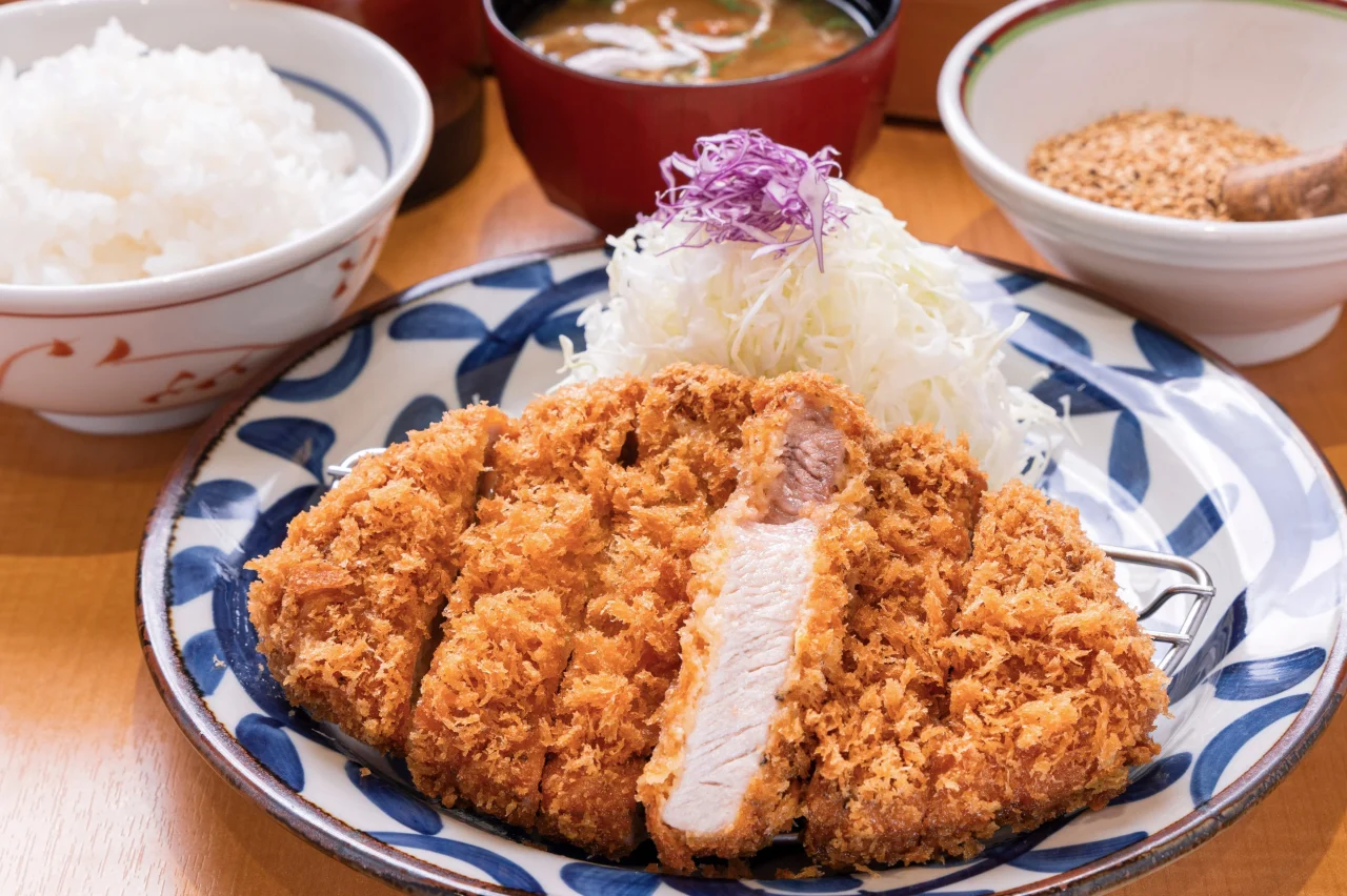 極上とろロースかつランチ。千切りキャベツ添えのとんかつにご飯と味噌汁