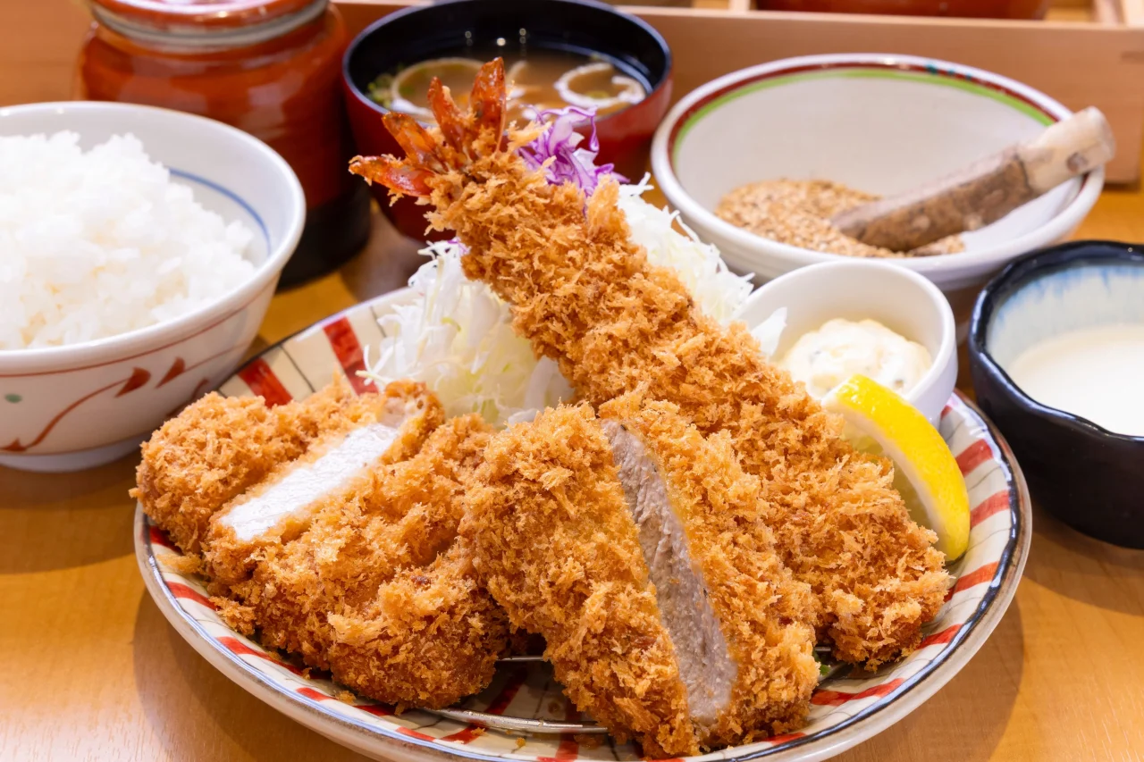 よし平ランチ。ロースかつ、ひれかつ、海老フライにご飯と味噌汁