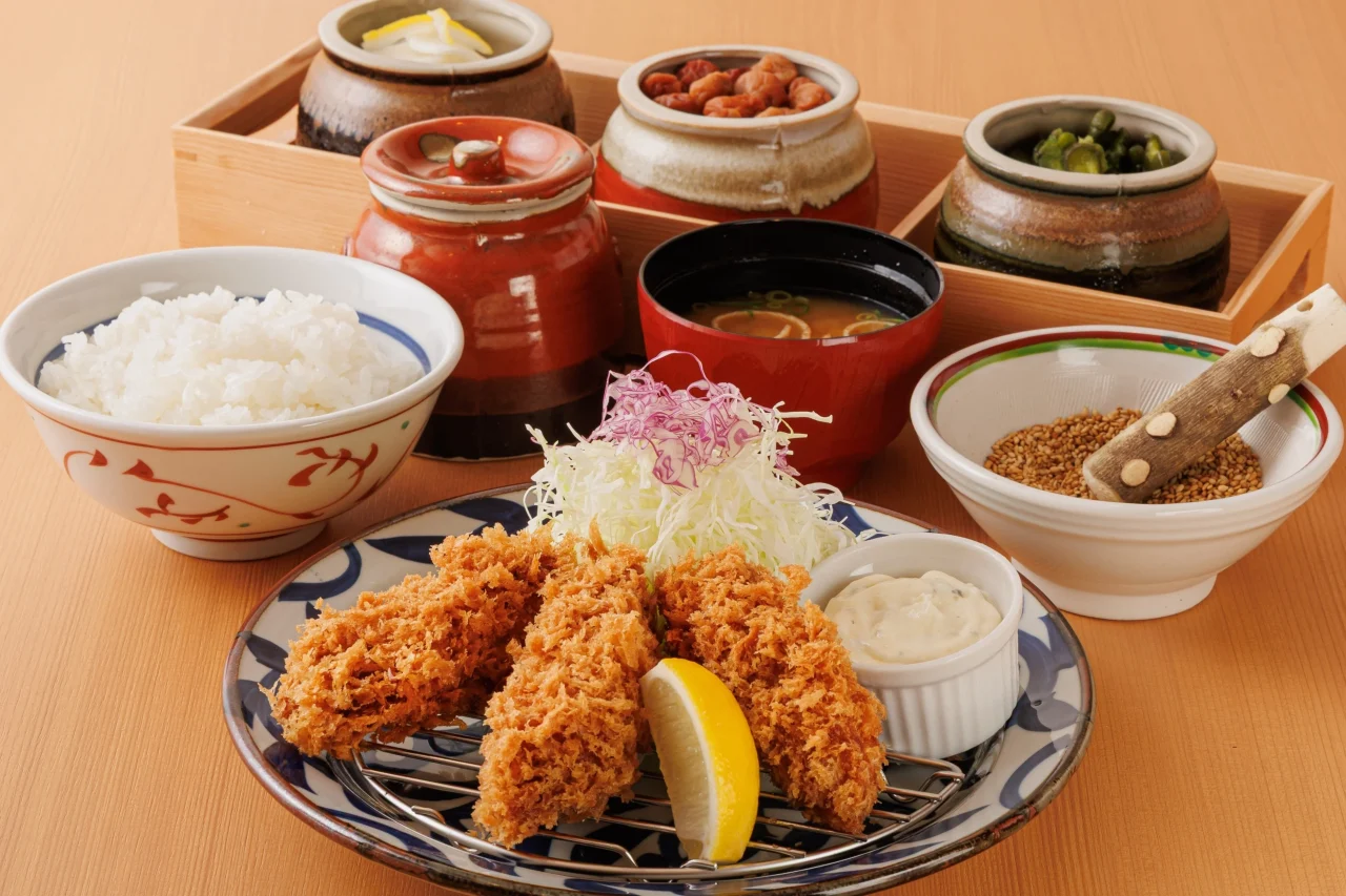 かきフライ膳。かきフライにレモンとタルタル、ご飯、味噌汁、漬物付き