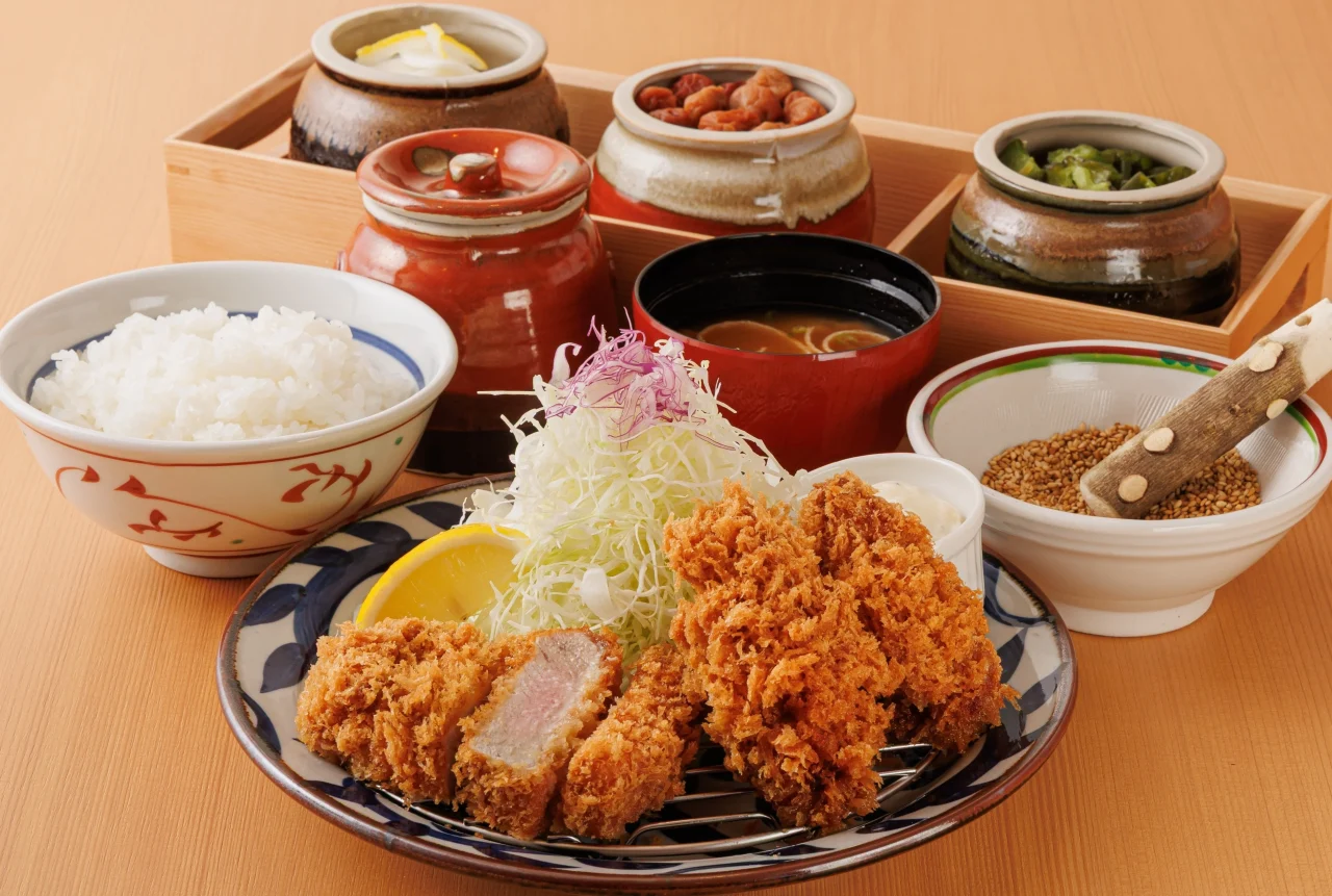大粒かきフライロースかつ膳。揚げ物にキャベツ、ごはん、味噌汁、漬物