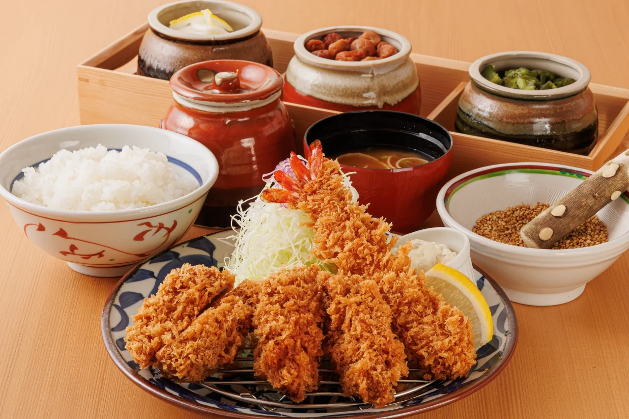 大粒かきフライ海老ひれ膳。フライの盛り合わせにごはんや味噌汁が付く