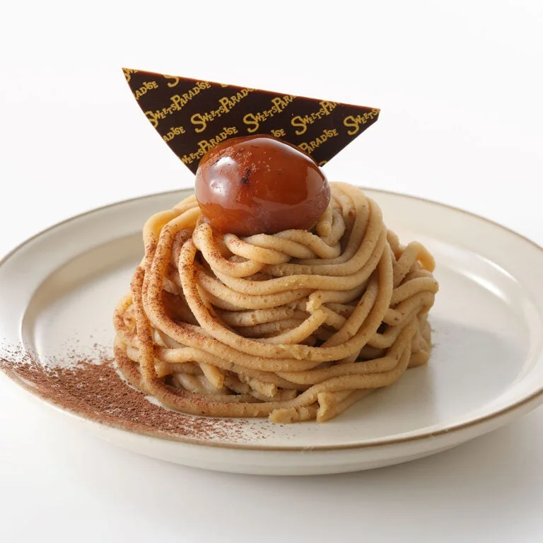 栗のモンブラン。皿に盛られた渋皮栗のクリームに栗とチョコ飾りをのせた一品