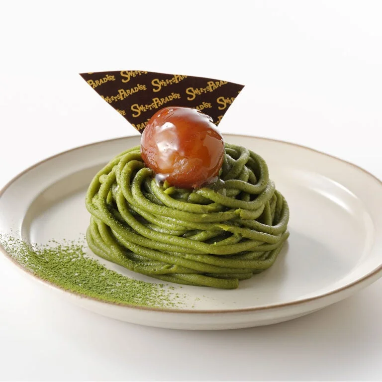 抹茶のモンブラン。緑のクリームに栗とチョコ飾りを添えた一皿
