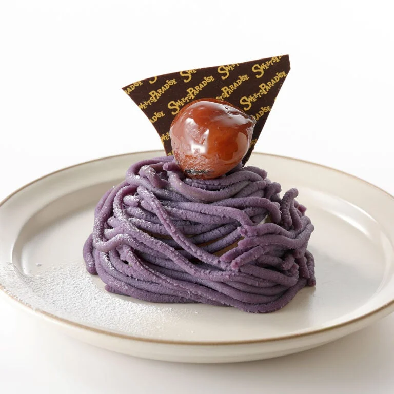 紫芋のモンブラン。紫色のクリームの上に栗とチョコ飾りをのせた一皿