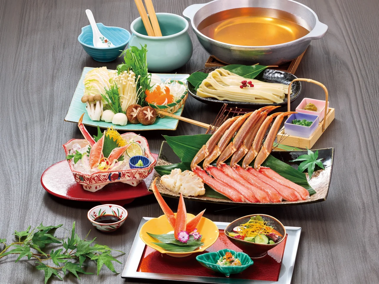 花舞 上(かにしゃぶ身3本)の料理一式。かに身、刺身、きしめん、野菜、出汁鍋