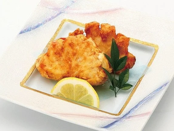 かに肩身唐揚げ。レモンと葉を添えて角皿に盛り付けた様子