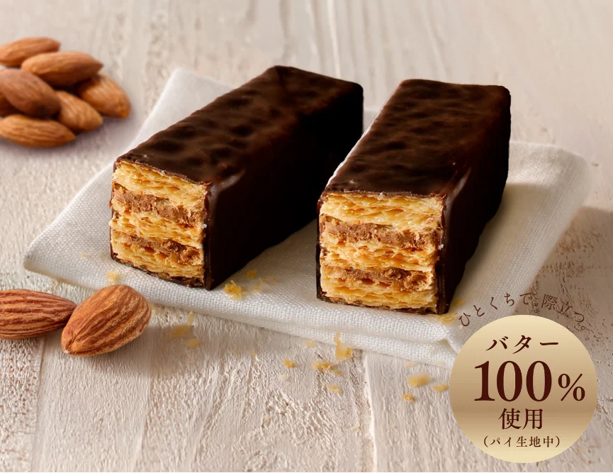 チョコレートで包まれたミルフィーユ2本とアーモンド、バター100%使用の表記