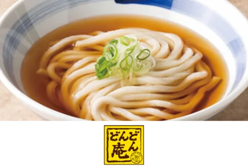 青い模様の器に入った、ねぎをのせた温かいうどんと、どんどん庵のロゴ