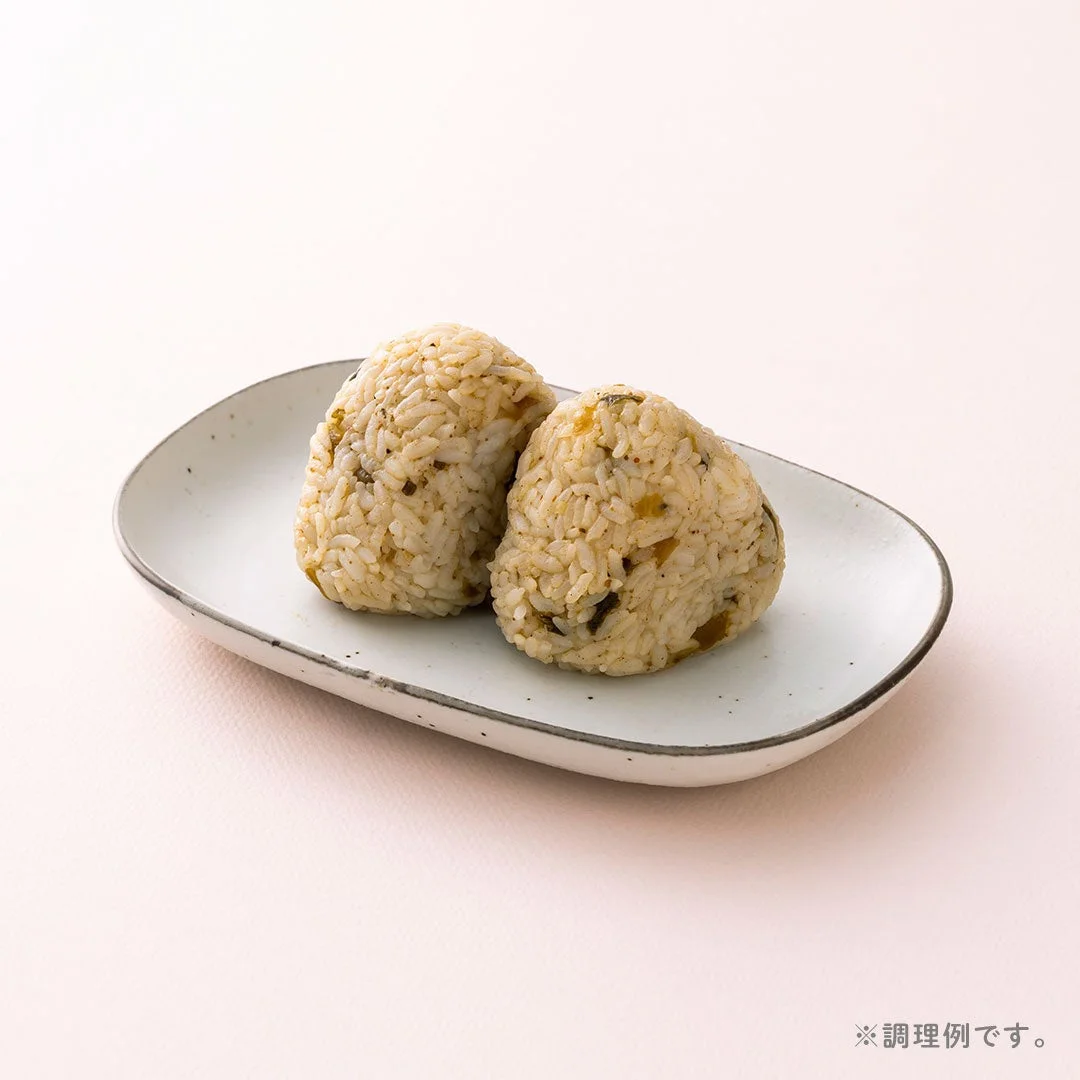 明太高菜のピリ辛ご飯の素の調理例。皿に盛った2個のおにぎり