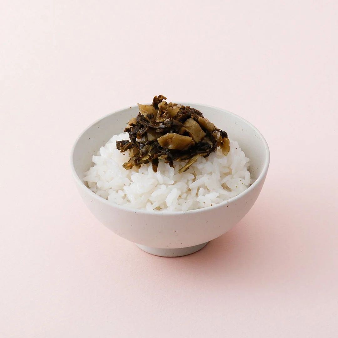 白いご飯の上に明太高菜をのせた茶碗