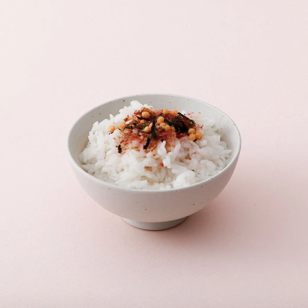 明太だし茶漬け。白いご飯に具材をのせた白い器