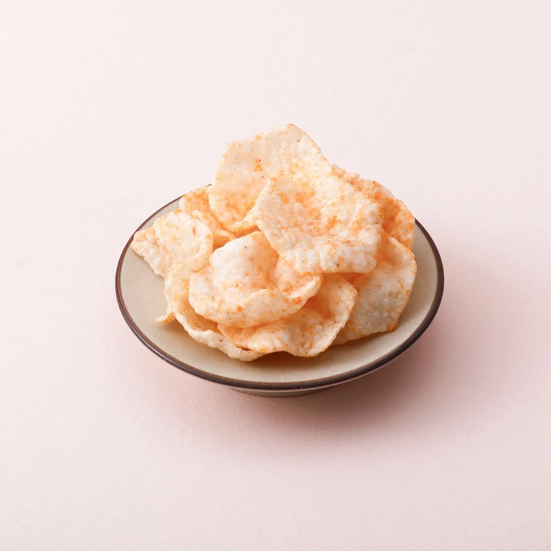 柚子明太マヨスナック。小皿に盛られた薄いオレンジ色のスナック