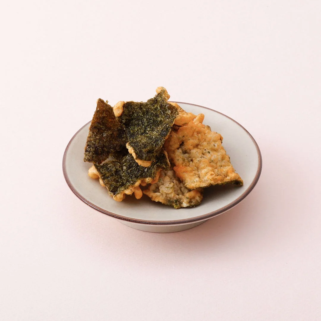 さくさくのり天明太ガーリック味。小皿に盛られた海苔の天ぷら風スナック
