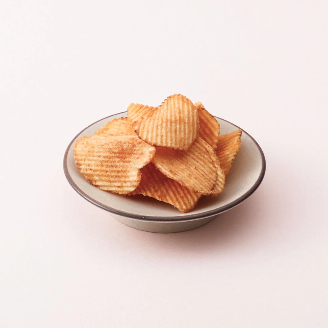 厚切り明太チーズポテトチップスを皿に盛った様子