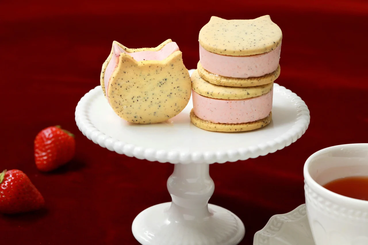 ねこねこバターサンド～紅茶といちご～。ねこ型サブレにピンクのクリーム