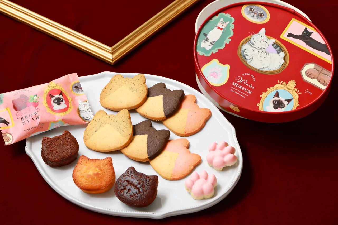 ねこねこウィンターアソートBOXの赤い丸缶と、ねこ型クッキーなどの焼き菓子