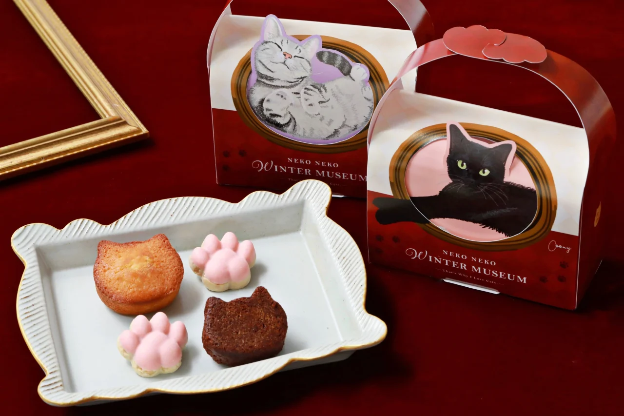 ウィンターホリデープチギフトのバッグ型パッケージ2種と、皿に並ぶ猫型の焼き菓子