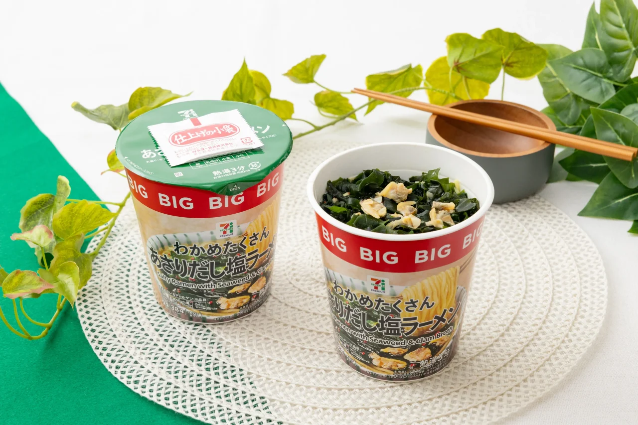 セブンプレミアム わかめたくさんあさりだし塩ラーメン BIG のカップ2個。右はふた開封でわかめ入り