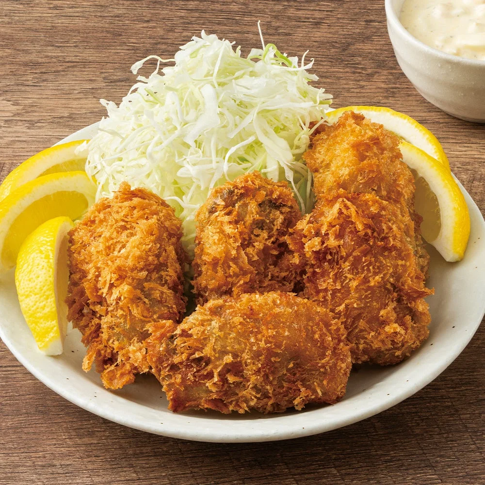 広島県産手仕込みカキフライ。千切りキャベツとレモン添え