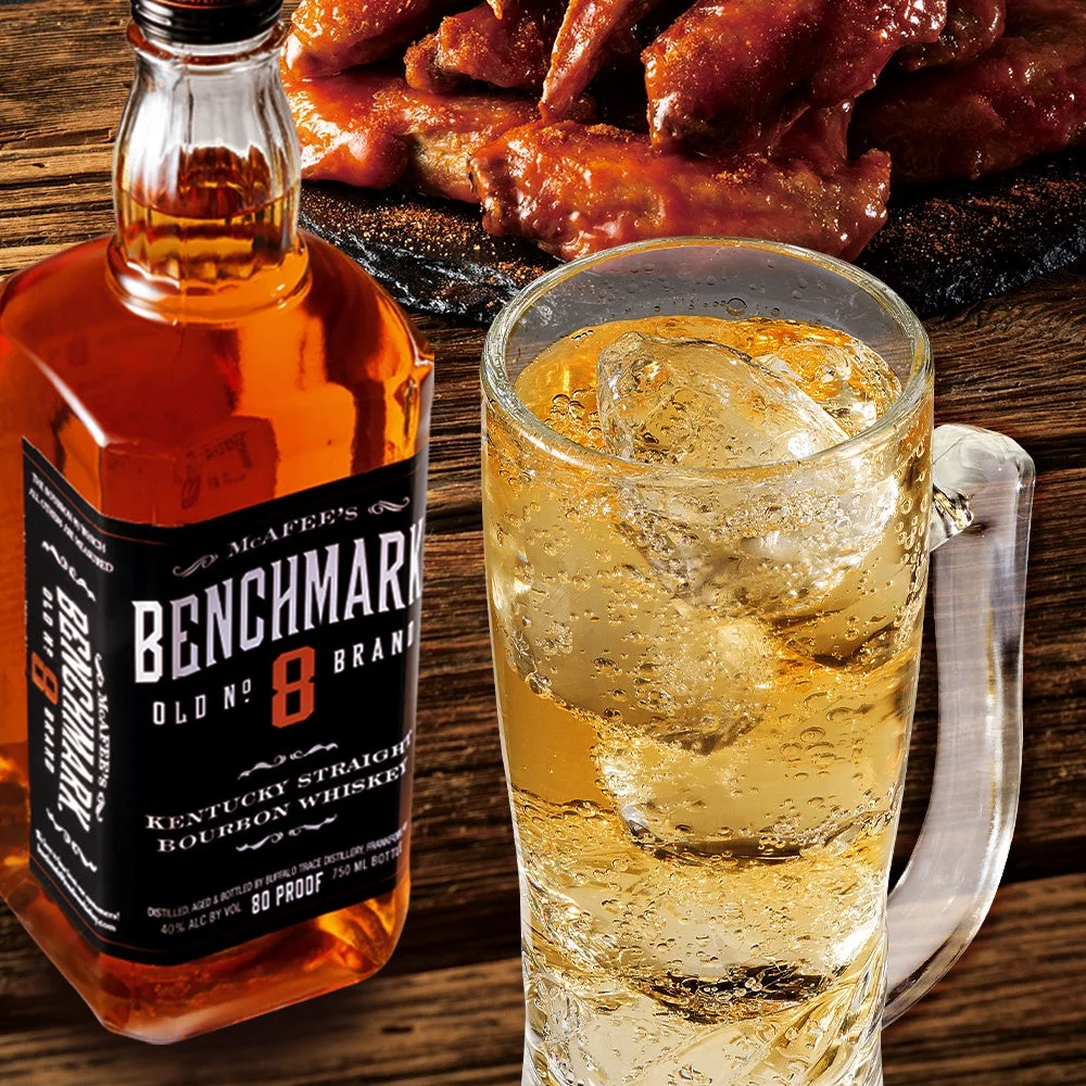 BENCHMARKバーボンのボトルと氷入りハイボールのジョッキ