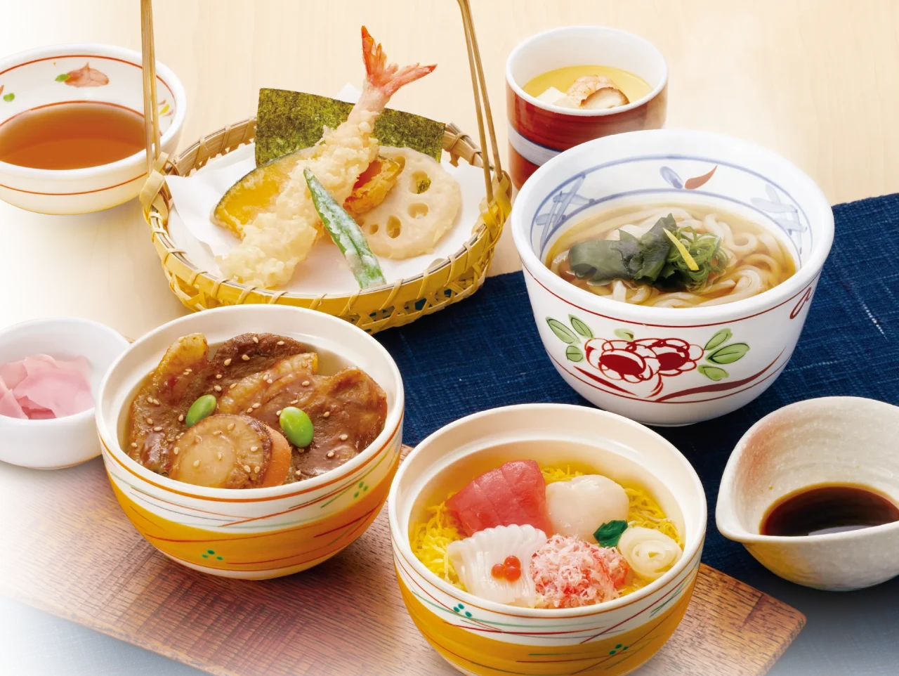 選べる北海ミニ丼セット。ミニ丼2種、海老天ぷら、ミニ麺、茶碗蒸し、漬物