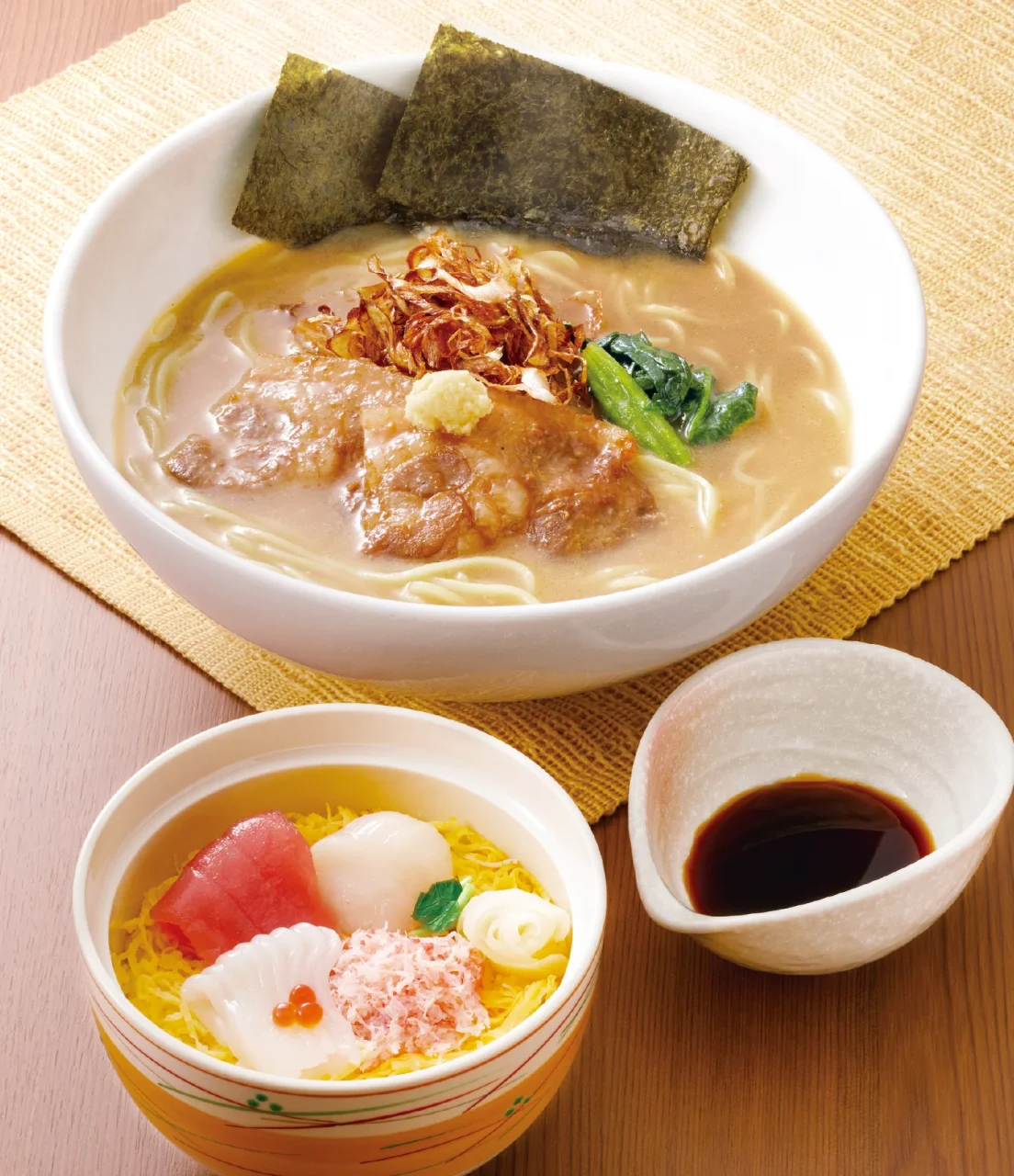 北海道味噌ラーメンとミニ北海海鮮ちらし。海苔と豚肉をのせたラーメンと小丼
