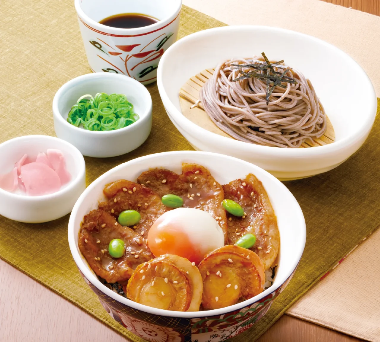 道産豚肩ロース＆帆立ステーキ丼セット。丼、ざるそば、薬味