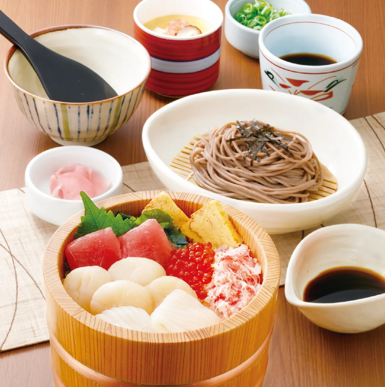 北海海鮮丼セット。木桶の海鮮丼にそばや小鉢が付く