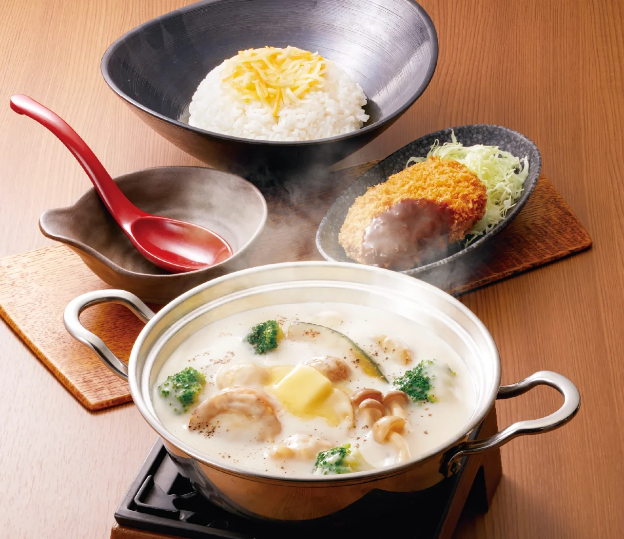 北海道牛乳シチューセット。鍋入りの白いシチュー、ご飯、コロッケ