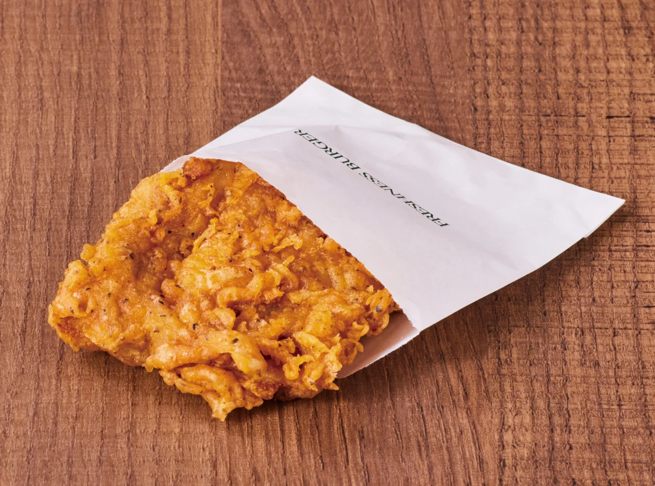 白い紙袋に入ったフレッシュネスバーガーのフライドチキン