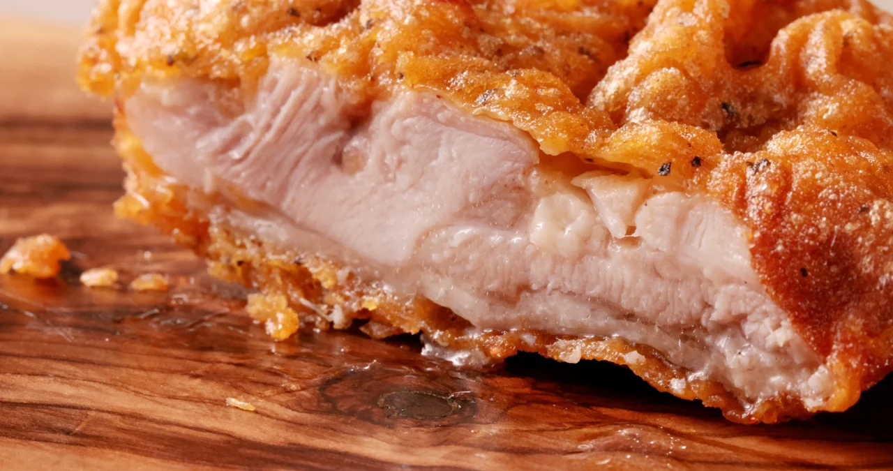 衣に8種のスパイスを使ったフライドチキンの断面