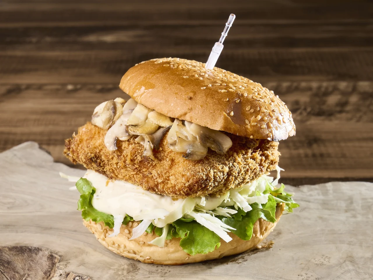 ハーベストサーモンサンドイッチ。きのこと揚げ衣のフライをはさんだバーガー