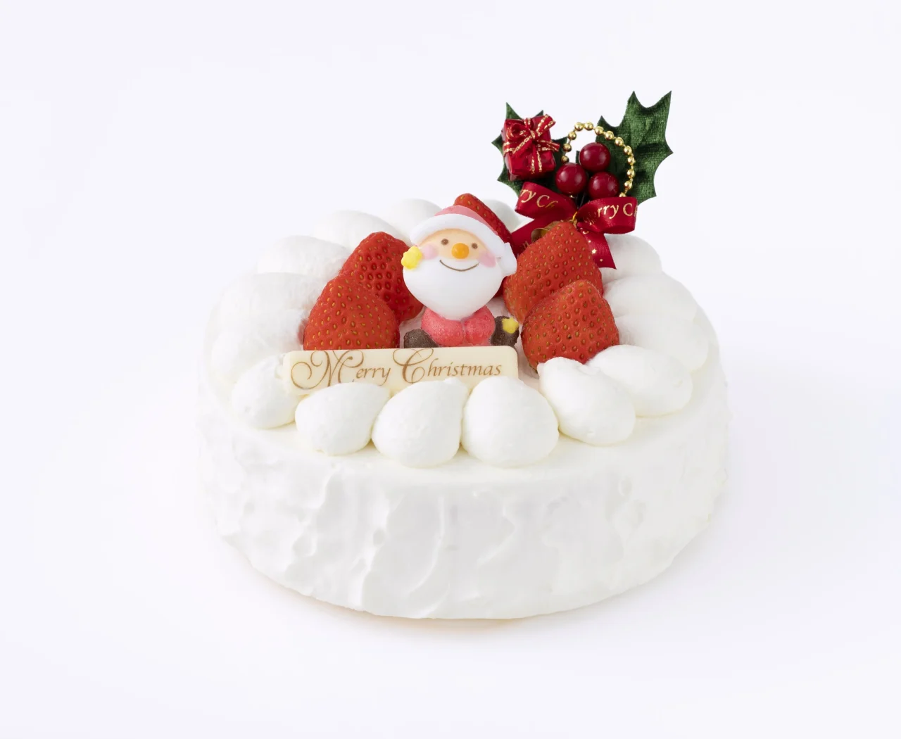 フレーズノエル。生クリームと苺、サンタ飾りをのせた白いクリスマスケーキ