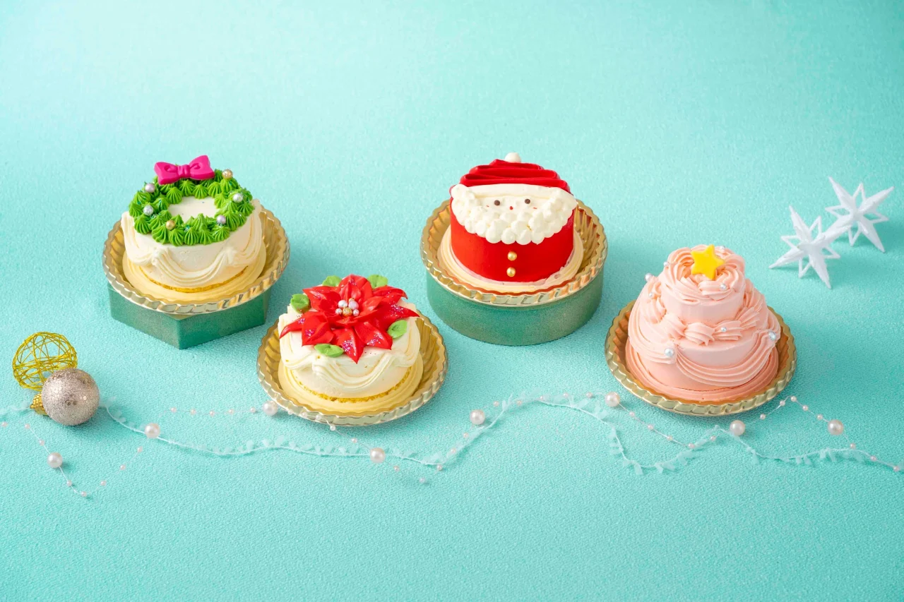 原宿スイーツ オリジナルプチガトー4種。リース、ポインセチア、サンタ、ピンクのケーキ