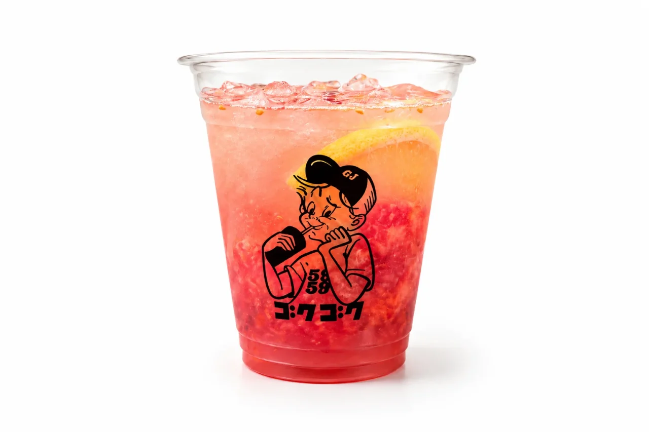 赤組の初恋レモネード。GOKUGOKUロゴ入りカップに赤とピンクの層、氷とレモン