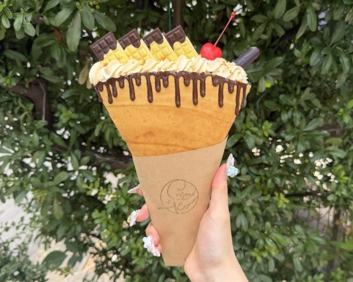 プリン王子のこだわりプリンメルト。板チョコとさくらんぼを飾ったクレープ