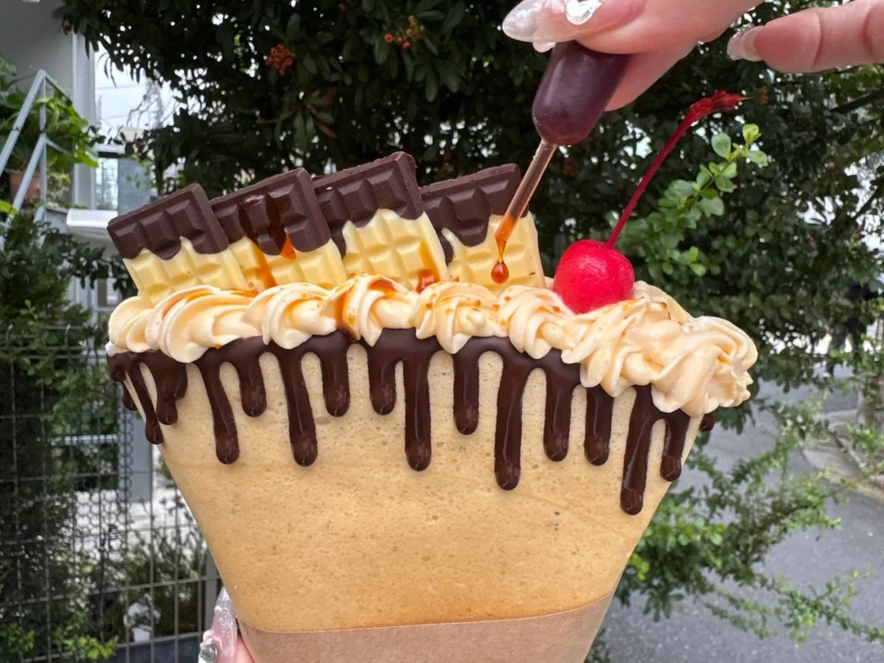 プリン王子のこだわりプリンメルト。板チョコとさくらんぼを飾り、スポイトでカラメルをかける