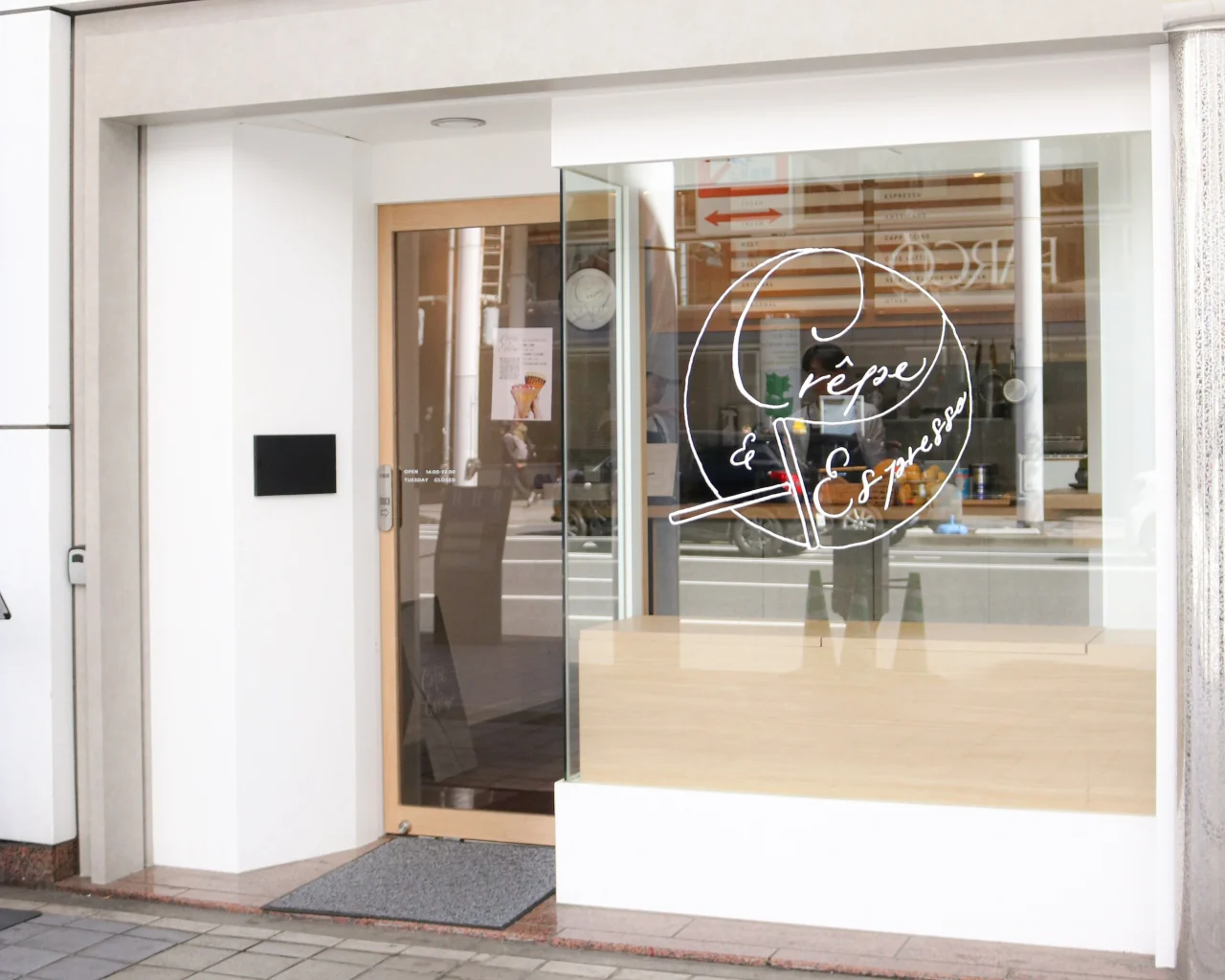 「Crêpe & Espresso」のロゴが窓に描かれた白い店舗の外観
