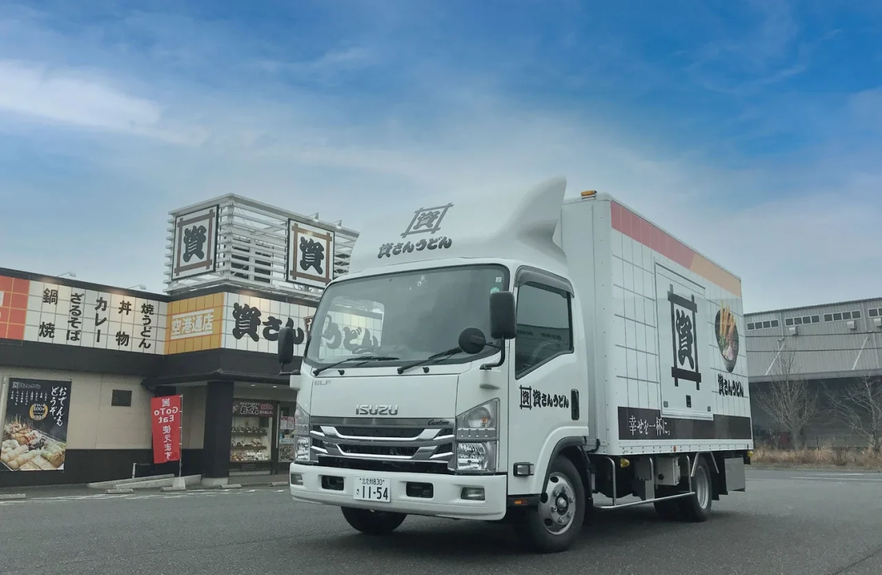 店舗前に停まる「資さんうどん」のキッチンカー（白いトラック）