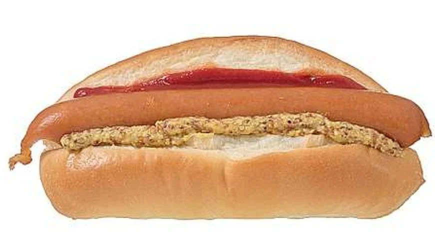 ケチャップと粒マスタードをのせたソーセージ入りのホットドッグ