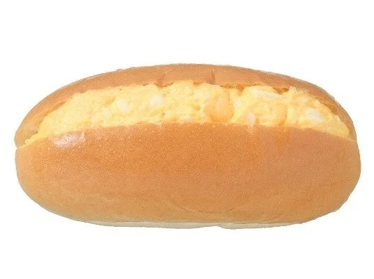 たまごサラダを挟んだコッペパンのロールパン
