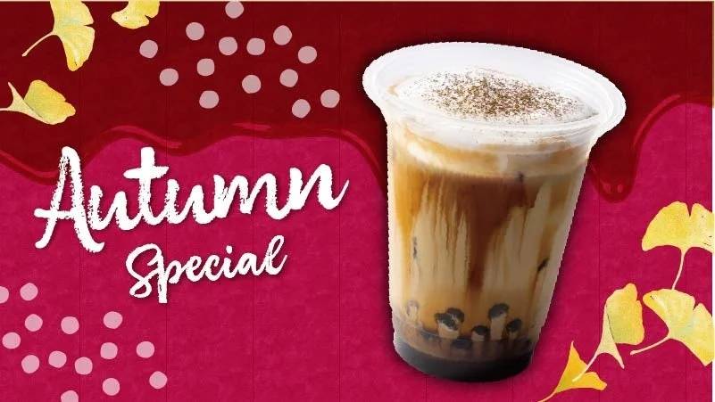 QQ黒糖ほうじ茶ラテ。クリームを乗せたカップ入りドリンク